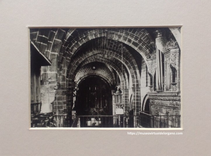 Órgano barroco del Monasterio de Santa María de Valdediós. Foto Junta Local de Turismo, Gijón, ca. 1940