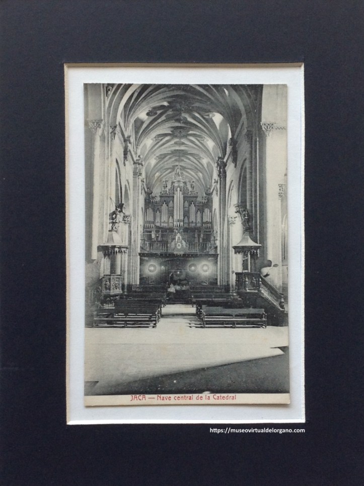 Órgano de la Catedral de Jaca, Huesca, situado en la nave central. Foto M. Arribas, Zaragoza, ca. 1900
