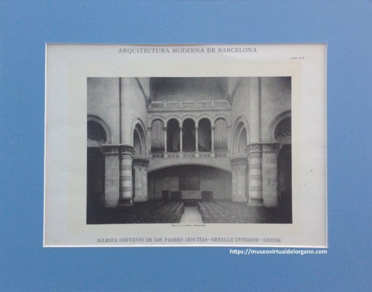 Órgano de la Iglesia del Sagrado Corazón. Jesuitas de Caspe. Barcelona. Heliotipia. En Arquitectura Moderna de Barcelona. Lam. XIX. Pareja y Cía. Editores, Barcelona, 1897