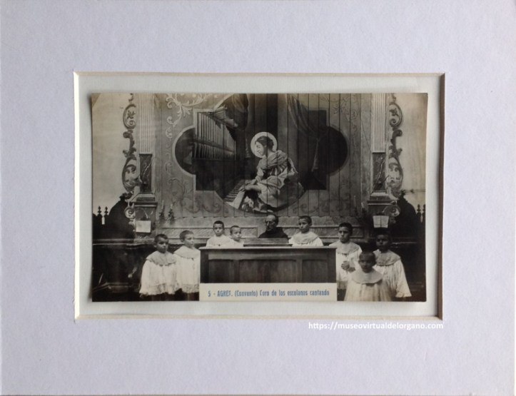 Órgano del Santuario de Nuestra Señora de Agres. Coro de escolanos cantando. Bonaet editor, ca. 1930