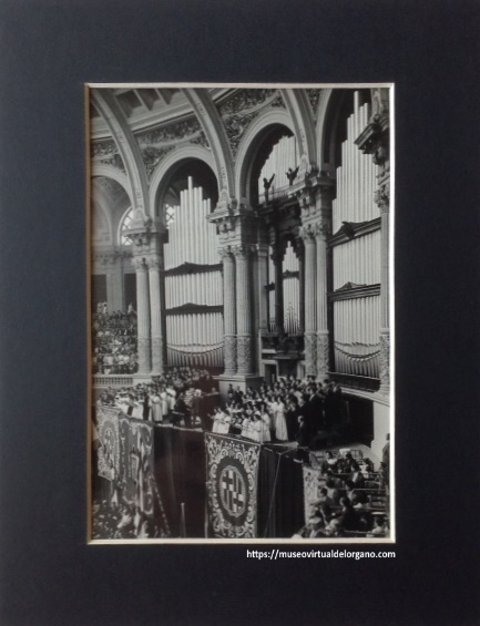 Órgano monumental Palau Nacional, Parc de Montjuïc de Barcelona. Concierto de inauguración de la XXVI Feria de Muestras de Barcelona, el 8 de junio de 1958 por el organista Fernando Germani. Foto Brangulí.