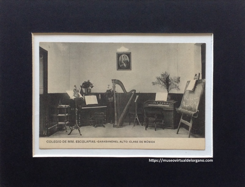 Harmonium en la clase de música de las MM Escolapias de Carabanchel Alto, Madrid. Heliotipia Artística Española (HAE), 1911