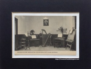 Harmonium en la clase de música de las MM Escolapias de Carabanchel Alto, Madrid. Heliotipia Artística Española (HAE), 1911