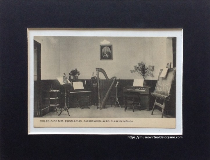 Harmonium en la clase de música de las MM Escolapias de Carabanchel Alto, Madrid. Heliotipia Artística Española (HAE), 1911