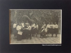 Niña tocando el harmonium, junto al conjunto instrumental formado por niñas del Colegio de las Dominicas de Las Palmas de Gran Canaria, ca. 1920