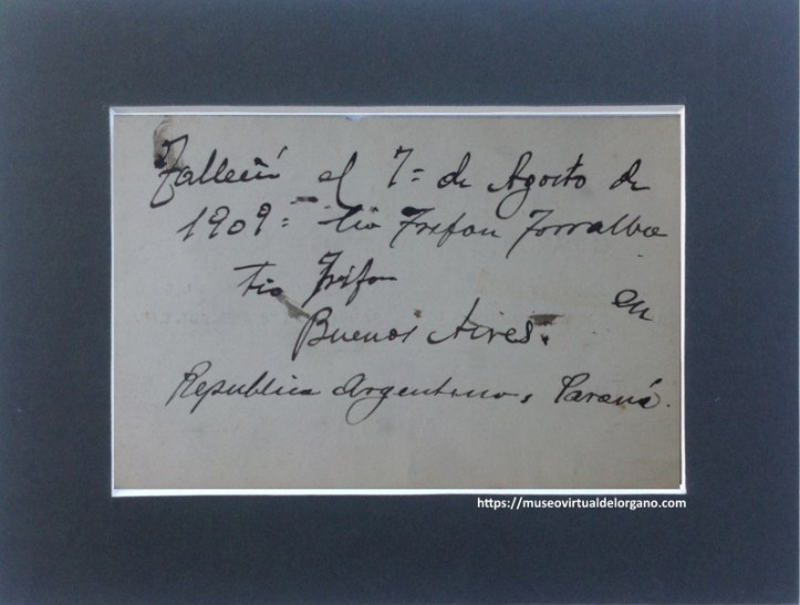 Reverso Tarjeta profesional de Andrés Torralba. Mecánico de instrumentos de música. Reparaciones y afinaciones de pianos y armoniums. Especialidad en las de “Angelus”, “pianolas”, etc. Taller: Calle del Ave María, 8, bajo. Madrid, ca. 1900