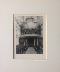 Órgano iglesia de Sainte-Croix, Carouge. Ginebra, Suiza. Fotógrafo [FM. Clalitlon?] firma no legible, sin fecha [ca. 1975?].