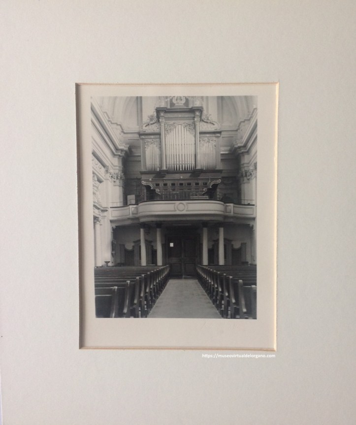 Órgano iglesia de Sainte-Croix, Carouge. Ginebra, Suiza. Fotógrafo [FM. Clalitlon?] firma no legible, sin fecha [ca. 1975?].