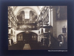 Órganos Pau Xuclà [al fondo] y Josep Pujol [situado en una tribuna a la derecha][detalle]. Oratori de Sant Felip Neri, de Barcelona. Clixé Artigues. Edición Huecograbado Mumbrú, Barcelona, ca. 1930.