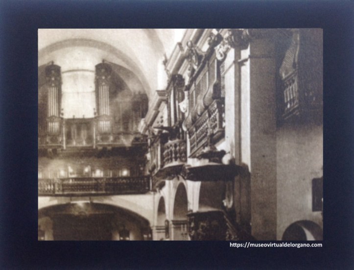 Órgano Josep Pujol [situado en una tribuna a la derecha][detalle]. Oratori de Sant Felip Neri, de Barcelona. Clixé Artigues. Edición Huecograbado Mumbrú, Barcelona, ca. 1930.