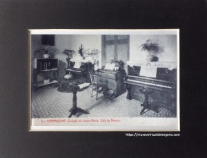 Harmonium de la Sala de Música. Colegio de Jesús-María. Tarragona. Fototipia Thomas, Barcelona, ca. 1910