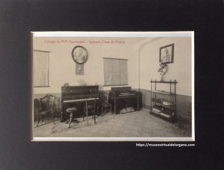 Harmonium de la Clase de Música. Colegio de M. M. Escolapias, Igualada. Barcelona. Fototipia Thomas, ca. 1910