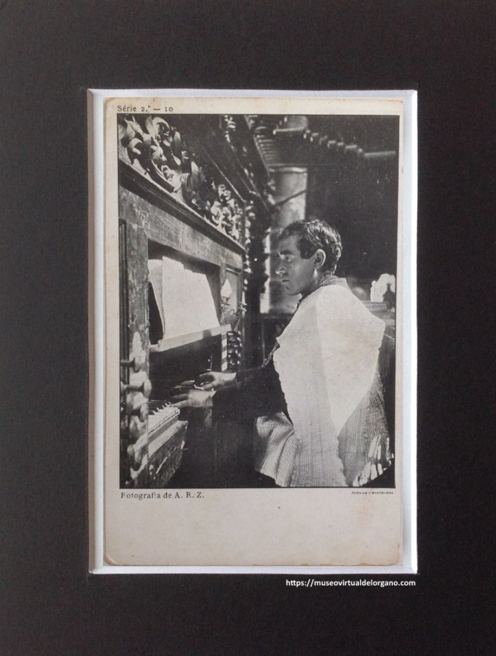 Sacristán al órgano de Antonio Muñoz, Basílica de San Vicente. Ávila. Fotografía de Ángel Redondo de Zúñiga (A. R. Z.), Fototipia Thomas, Barcelona, ca. 1900
