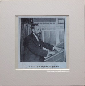 El organista D. Martín Rodríguez tocando el órgano del Salón Otaño y Compañía en la serie de conciertos organizados por la Editorial Música Sacro Hispana, Vitoria [detalle]. Álava. Fotografía Guinea, “Vitoria. Vista interior del Salón Otaño y Compañía”, La hormiga de oro. Ilustración católica, vol. XXXIII, n. 12, 1916, p. 188.