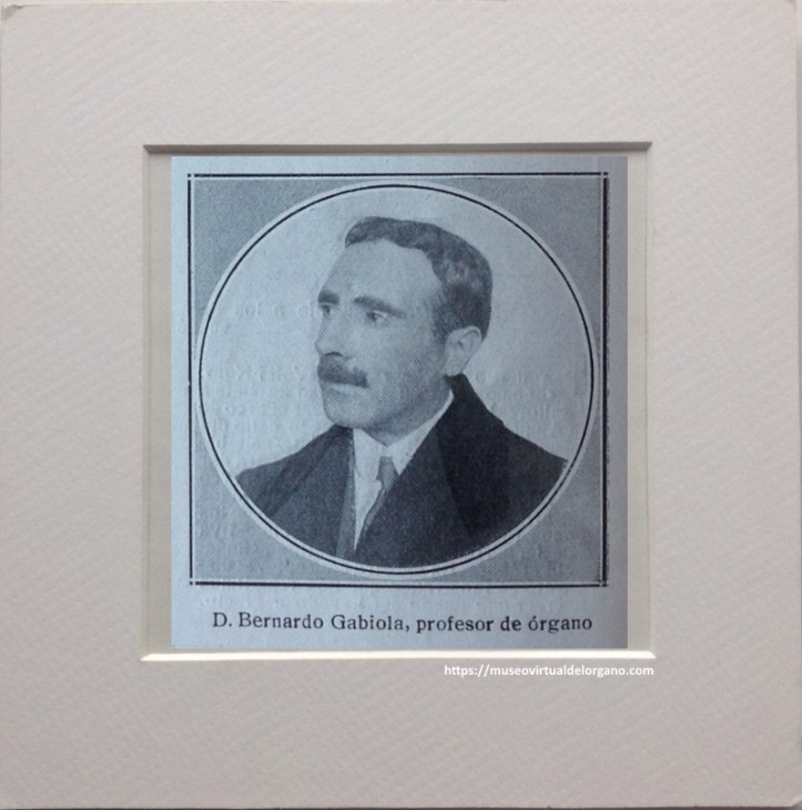 El organista D. Bernardo Gabiola, con motivo de la serie de conciertos organizados por la Editorial Música Sacro Hispana, en el Salón Otaño y Compañía, Vitoria. Álava [detalle]. Fotografía Guinea, “Vitoria. Vista interior del Salón Otaño y Compañía”, La hormiga de oro. Ilustración católica, vol. XXXIII, n. 12, 1916, p. 188.