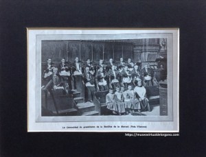 La Comunidad de presbíteros de la Basílica de la Merced de Barcelona en el coro, junto al organista Antoni Pérez Moya [detalle]. Foto Villaseca. La hormiga de oro. Ilustración católica, vol. XXXV, n. 31, 1918, p. 358.