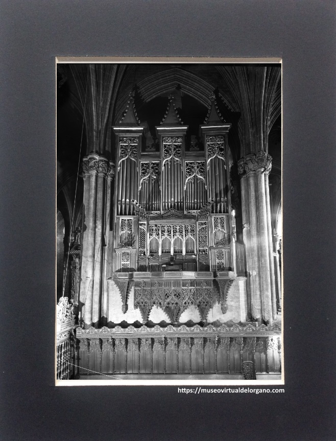Órgano Catedral del Salvador (La Seo) de Zaragoza, fachada principal. Ediciones Arribas, Zaragoza, cliché en celuloide, película Valca F-22, grano fino pancromática antihalo, ca. 1950
