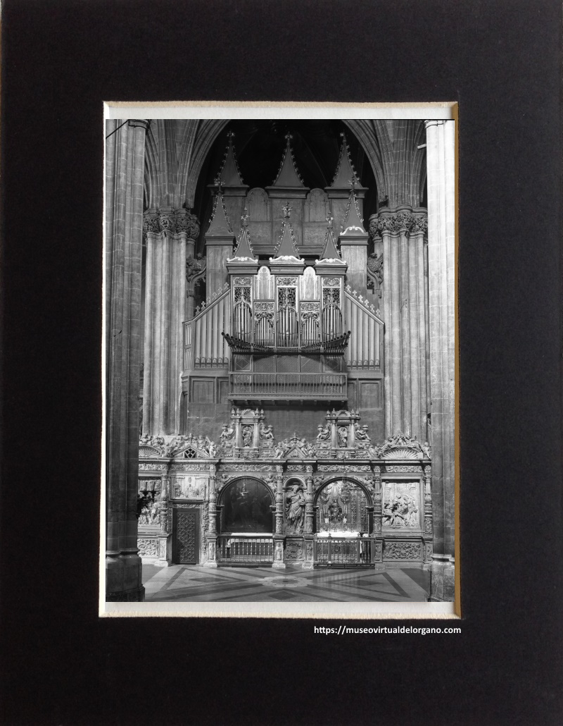 Órgano Catedral del Salvador (La Seo) de Zaragoza, fachada trasera. Ediciones Arribas, Zaragoza, cliché en celuloide, película Valca F-22, grano fino pancromática antihalo, ca. 1950