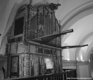Órgano Gaspar de La Redonda Zeballos, iglesia de Nuestra Señora de los Olmos, Torre de Juan Abad. Ciudad Real. Fachada del órgano b/n. Foto José Luis García Blanco, 2009