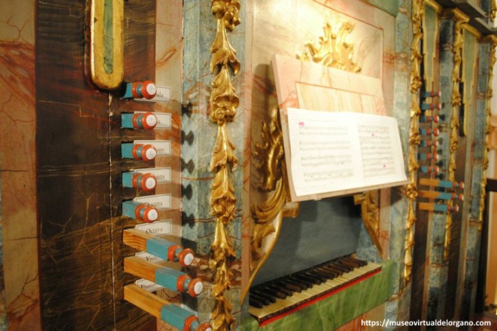 Órgano Gaspar de La Redonda Zeballos, iglesia de Nuestra Señora de los Olmos, Torre de Juan Abad. Ciudad Real. Teclado y registros del órgano. Foto José Luis García Blanco, 2009