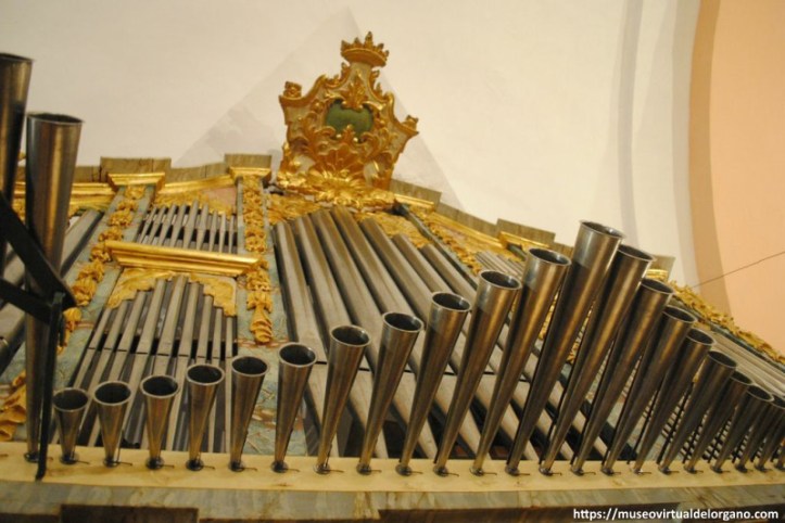 Órgano Gaspar de La Redonda Zeballos, iglesia de Nuestra Señora de los Olmos, Torre de Juan Abad. Ciudad Real. Detalle tubos de fachada del órgano. Foto José Luis García Blanco, 2009