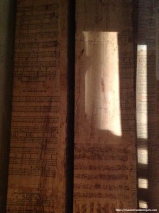 Órgano Gaspar de La Redonda Zeballos, iglesia de Nuestra Señora de los Olmos, Torre de Juan Abad. Ciudad Real. Detalle tubos de madera cubiertos con partituras. Foto José Luis García Blanco, 2009