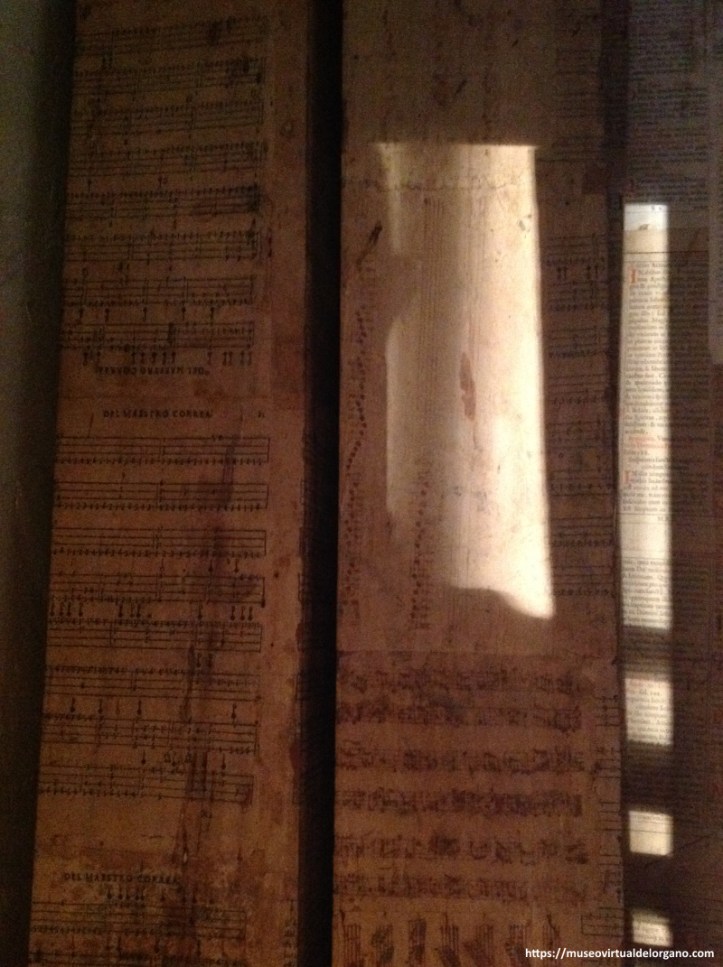 Órgano Gaspar de La Redonda Zeballos, iglesia de Nuestra Señora de los Olmos, Torre de Juan Abad. Ciudad Real. Detalle tubos de madera cubiertos con partituras. Foto José Luis García Blanco, 2009