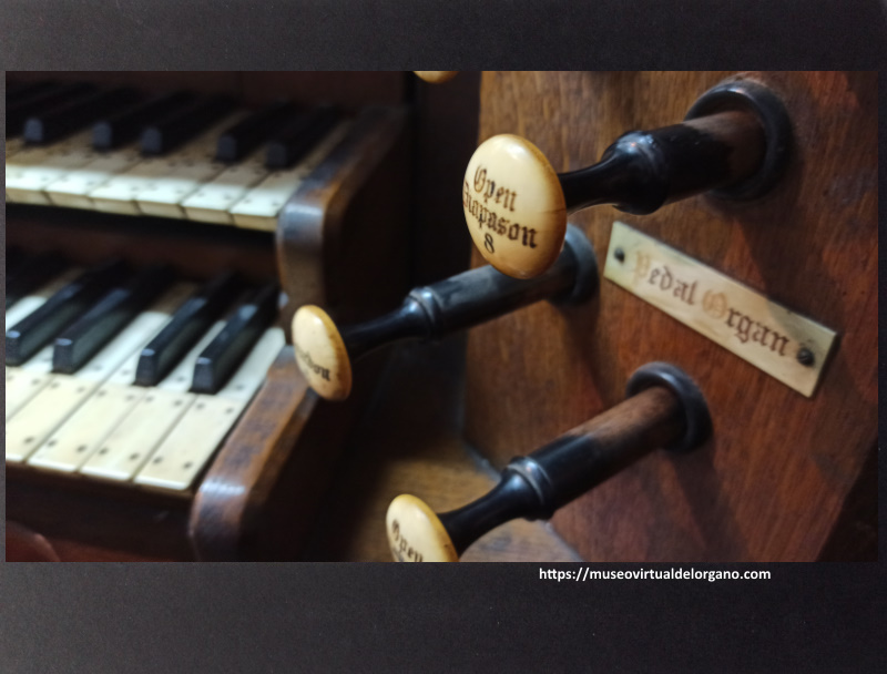 Registros, órgano Gray & Davison Co., iglesia Metodista de Lomas de Zamora, Gran Buenos Aires. Argentina. Fotografía Felipe Madinaveitia, 2024