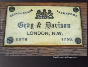 Placa Gray & Davison Co., órgano iglesia Metodista de Lomas de Zamora, Gran Buenos Aires. Argentina. Fotografía Felipe Madinaveitia, 2024