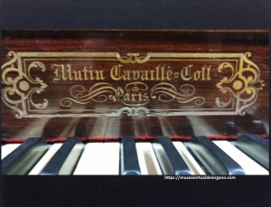 Placa órgano Mutin Cavaillé-Coll , iglesia de San Juan Bautista, Ciudad Autónoma de Buenos Aires. Argentina. Fotografía Felipe Madinaveitia, 2024