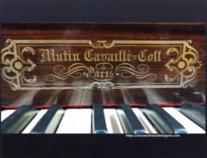 Placa órgano Mutin Cavaillé-Coll , iglesia de San Juan Bautista, Ciudad Autónoma de Buenos Aires. Argentina. Fotografía Felipe Madinaveitia, 2024