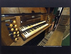 Consola órgano A. Hunter & Sons, iglesia anglicana Santísima Trinidad, Lomas de Zamora, Gran Buenos Aires. Argentina. Fotografía Felipe Madinaveitia, 2024