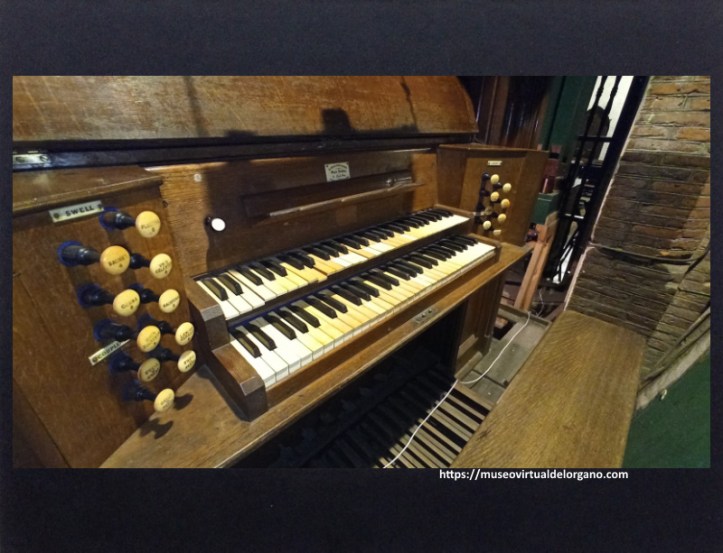 Consola órgano A. Hunter & Sons, iglesia anglicana Santísima Trinidad, Lomas de Zamora, Gran Buenos Aires. Argentina. Fotografía Felipe Madinaveitia, 2024