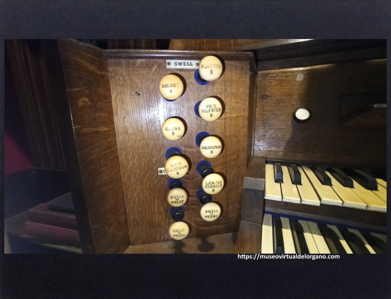 Registros teclado "swell" órgano A. Hunter & Sons, iglesia anglicana Santísima Trinidad, Lomas de Zamora, Gran Buenos Aires. Argentina. Fotografía Felipe Madinaveitia, 2024