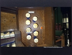 Registros teclado "Great" y del pedal del órgano A. Hunter & Sons, iglesia anglicana Santísima Trinidad, Lomas de Zamora, Gran Buenos Aires. Argentina. Fotografía Felipe Madinaveitia, 2024