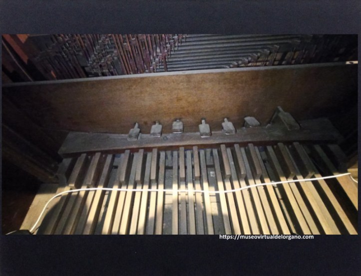 Detalle del pedal del órgano A. Hunter & Sons, iglesia anglicana Santísima Trinidad, Lomas de Zamora, Gran Buenos Aires. Argentina. Fotografía Felipe Madinaveitia, 2024