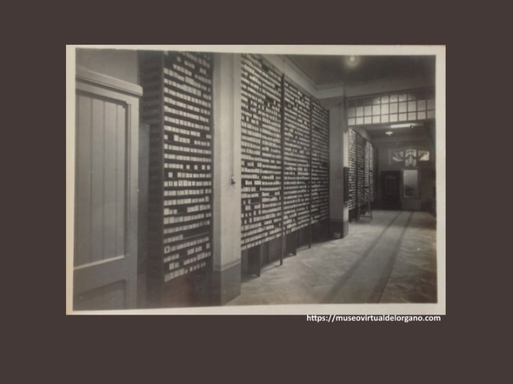 Exposición interior de rollos de música. Catálogo de pianos, Agustín Guarro, Barcelona, ca. 1930