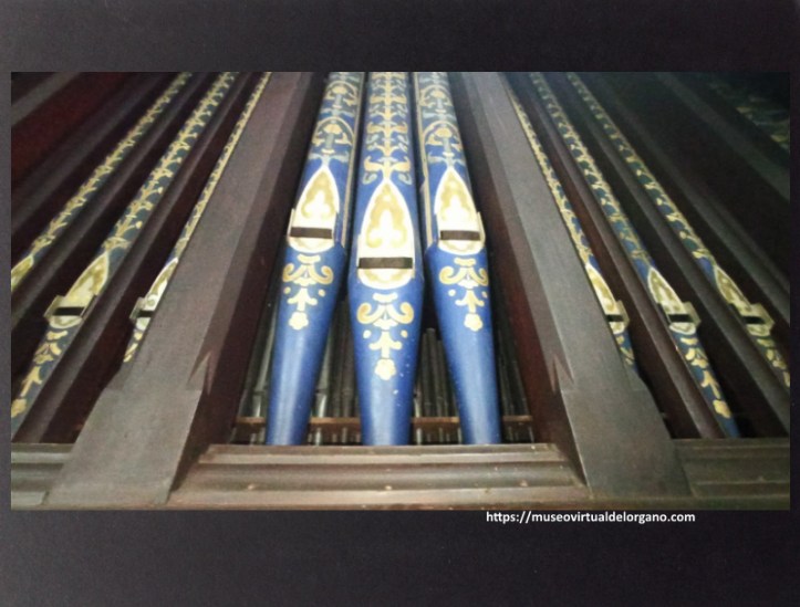 Detalle tubos de fachada del órgano Bryceson, iglesia anglicana de Todos los Santos, Quilmes, Buenos Aires. Argentina. Fotografía Felipe Madinaveitia, 2024