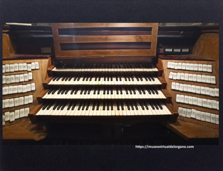 Consola del órgano Laukhuff, Colegio Nacional de Buenos Aires, Ciudad Autónoma de Buenos Aires, Argentina. Foto Felipe Madinaveitia, Argentina, 2024