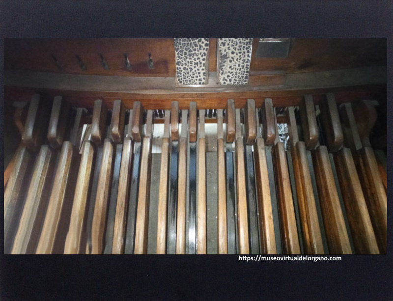 Pedal del órgano Laukhuff, Colegio Nacional de Buenos Aires, Ciudad Autónoma de Buenos Aires, Argentina. Foto Felipe Madinaveitia, Argentina, 2024