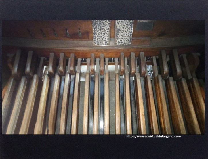 Pedal del órgano Laukhuff, Colegio Nacional de Buenos Aires, Ciudad Autónoma de Buenos Aires, Argentina. Foto Felipe Madinaveitia, Argentina, 2024