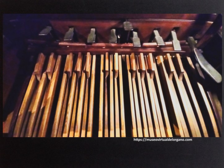 Pedal del órgano Forster & Andrews, Primera Iglesia Metodista, Ciudad Autónoma de Buenos Aires. Argentina. Foto Felipe Madinaveitia, Argentina, 2024