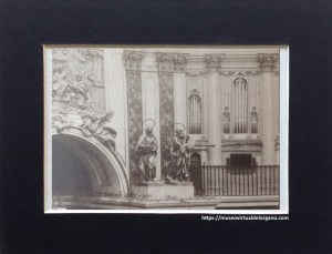 Órgano lado de la Epístola, iglesia de San Joaquín del Real Colegio Andresiano de las Escuelas Pías. Valencia [detalle]. Ed. Colegio Andresiano de las Escuelas Pías. Valencia, Fototipia Thomas, ca. 1920