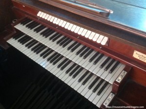 Teclados órgano Estey iglesia del antiguo Hospital de Jornaleros de San Francisco de Paula. Madrid. Fotografía José Luis García Blanco, 2025
