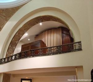Vista izquierda del Órgano OESA, Organería Española S.A., capilla del Palacio Oriol, sede del actual Campus Monte del Pilar Universidad Corporativa MAPFRE, El Plantío. Madrid. Foto José Luis García Blanco, 2025