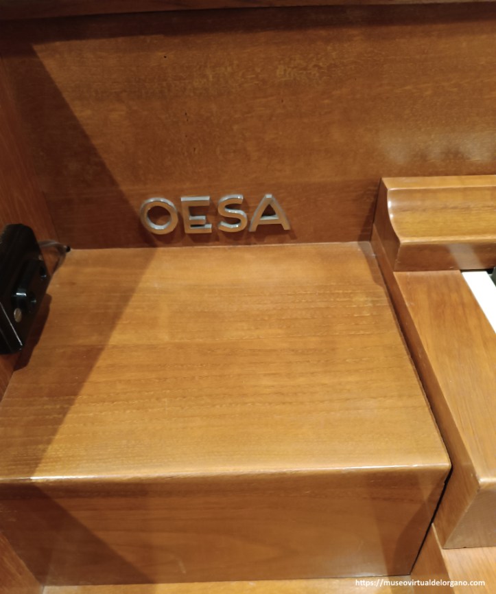 Placa del órgano OESA, Organería Española S.A., capilla del Palacio Oriol, sede del actual Campus Monte del Pilar Universidad Corporativa MAPFRE, El Plantío. Madrid. Foto José Luis García Blanco, 2025