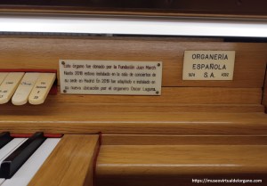 Placa del órgano Organería Española S.A. (OESA), Basílica del Sagrado Corazón de Jesús del Cerro de los Ángeles, Getafe. Madrid. Foto José Luis García Blanco, 2025.