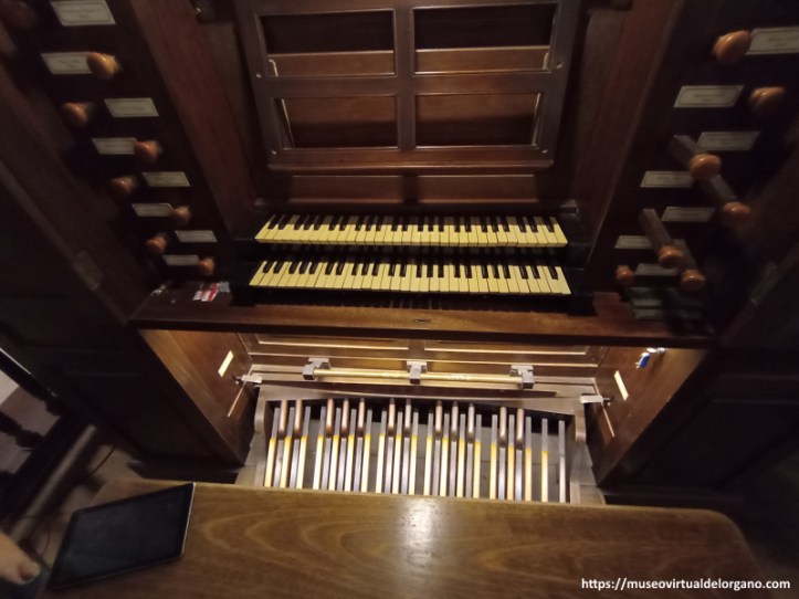 Consola del órgano de la parroquia Nuestra Señora de Loreto, Ciudad Autónoma de Buenos Aires. Argentina. Foto Felipe Madinaveitia, 2025.