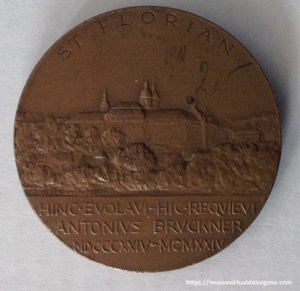 Medalla Anton Bruckner, conmemorativa del centenario de su nacimiento y de su periodo de San Florián: 1845-1855. Medalla en bronce, autor Arnold Hartig, ca. 1924 [reverso]