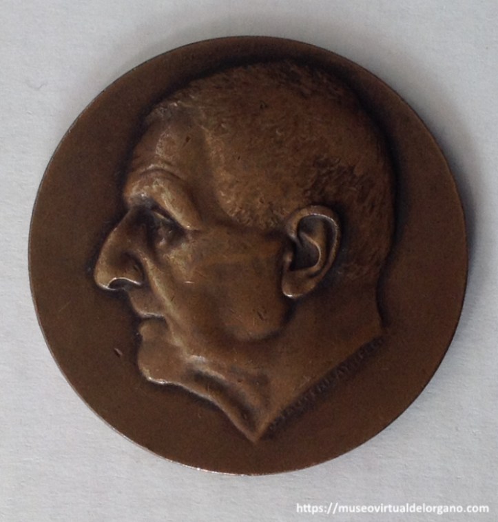 Medalla Anton Bruckner, conmemorativa del centenario de su nacimiento y de su periodo de San Florián: 1845-1855. Medalla en bronce, autor Arnold Hartig, ca. 1924 [anverso]